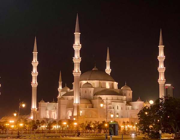 sheikh zayed mosque in fujairah at night