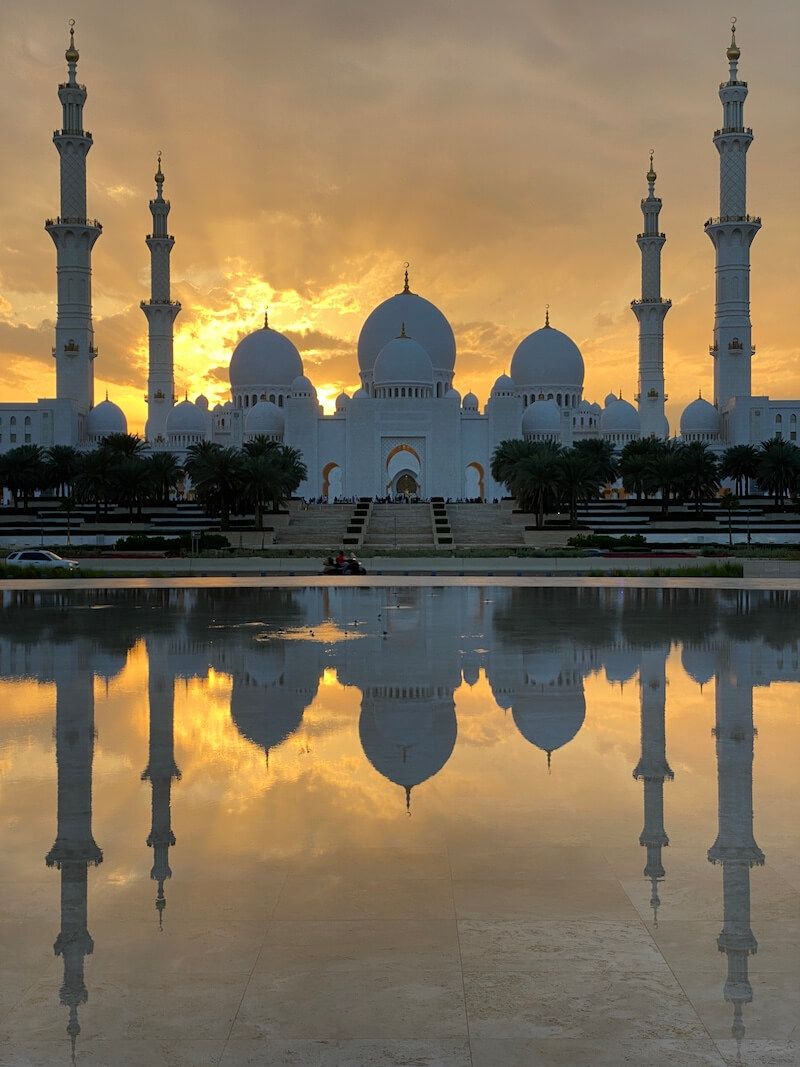 sheikh zayed grand mosque reflection photo just before sunset